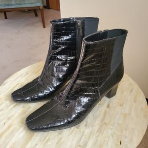 Crocodile pattent leather Bandolino booties